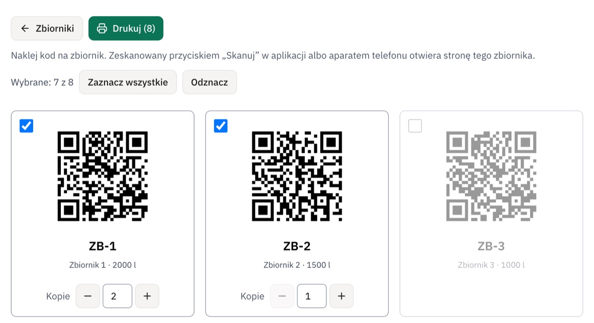 Arkusz naklejek zbiorników: wybrane 7 z 8, przycisk „Drukuj (8)”, przy każdej naklejce kod QR, numer i pojemność zbiornika oraz liczba kopii