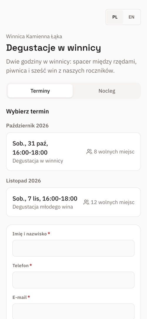 Strona zapisów na telefonie: degustacje w winnicy, dwa terminy z wolnymi miejscami i formularz prośby o rezerwację